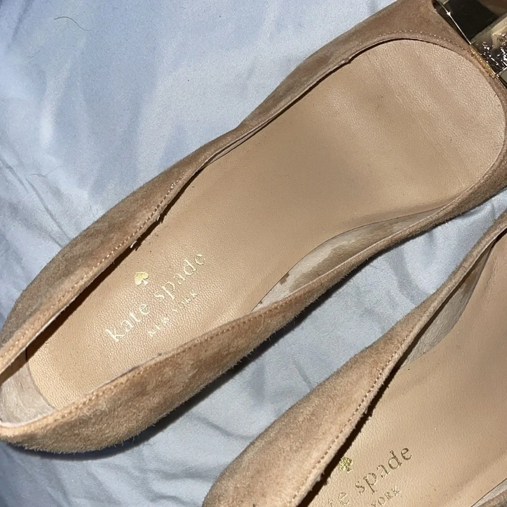 Kate Spade New York Lorin Beige Suede Leather Pump Shoe Gold Bow size 8.5